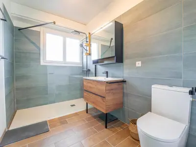 Salle de bains dans l'établissement Maison familiale au bord du lac d'Aureilhan pour 10 personnes - FR-1-50-197