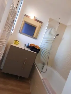 Salle de bains dans l'établissement Plage 50M piscine parking spa Duplex cosy 6 pers