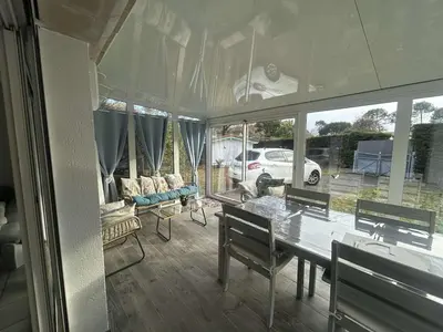 Coin salon dans l'établissement Maison proche lac avec beau jardin