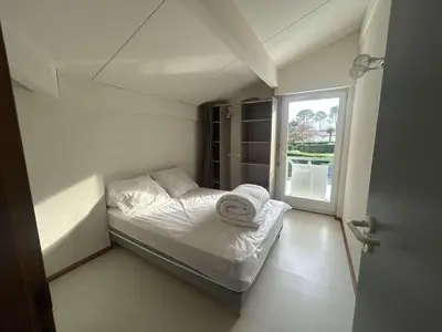Un ou plusieurs lits dans un hébergement de l'établissement Maison proche lac avec beau jardin