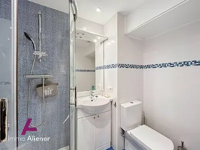 Salle de bains dans l'établissement T2 avec Loggia et Piscine Saisonnière à Vieux-Boucau - FR-1-857-64