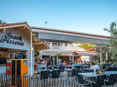 Restaurant ou autre lieu de restauration dans l'établissement Mobil home avec Terrasse - 3 Chambres à Messanges - API-1-52-1411