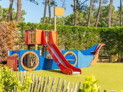 Aire de jeux pour enfants de l'établissement Mobil home avec Terrasse - 3 Chambres à Messanges - API-1-52-1411
