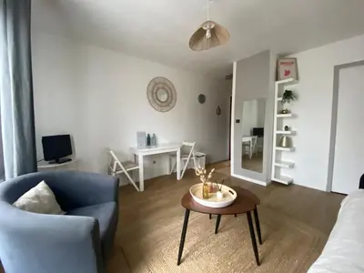 Télévision ou salle de divertissement dans l'établissement Studio centre de Dax Séjours semaine et curistes