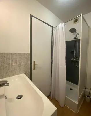 Salle de bains dans l'établissement Studio centre de Dax Séjours semaine et curistes