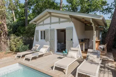 Piscine de l'établissement Charmante villa - Proche plage - Quartier de la Coorniche ou située à proximité