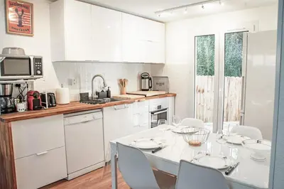 Cuisine ou kitchenette dans l'établissement MAISON 4 PERSONNES bordure forêt