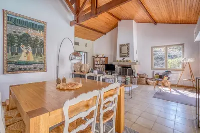 Coin salon dans l'établissement Villa Altamira-Pyla sur mer