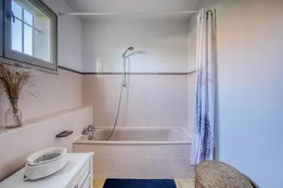 Salle de bains dans l'établissement Villa Altamira-Pyla sur mer