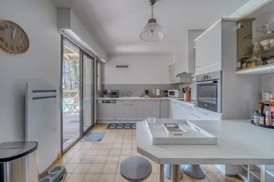 Cuisine ou kitchenette dans l'établissement Villa Altamira-Pyla sur mer