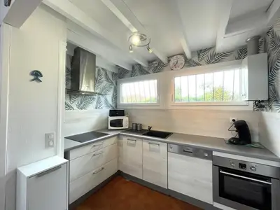 Cuisine ou kitchenette dans l'établissement Villa individuelle 4 pers avec jardin clos et terrasse - Vieux-Boucau - FR-1-379-186