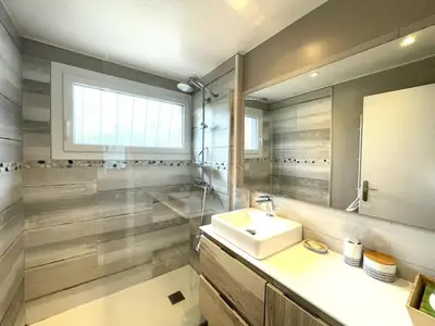 Salle de bains dans l'établissement Villa individuelle 4 pers avec jardin clos et terrasse - Vieux-Boucau - FR-1-379-186