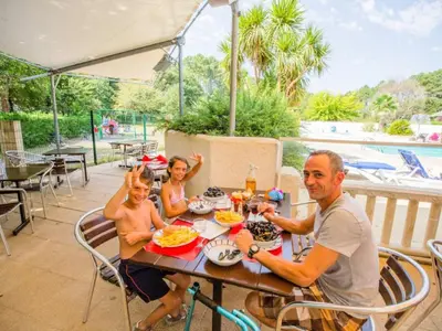 Boissons dans l'établissement Mobil home spacieux avec terrasse pour 6 personnes - API-1-52-1438