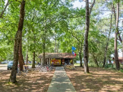 Jardin de l'établissement Mobil home spacieux avec terrasse pour 6 personnes - API-1-52-1438