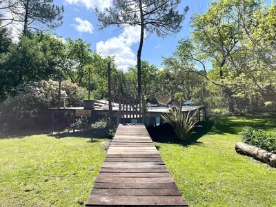 Jardin de l'établissement Maison atypique au coeur de notre pinede