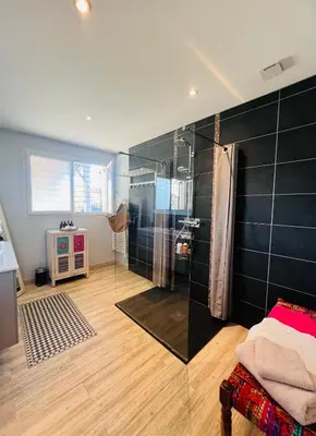 Salle de bains dans l'établissement La Perla