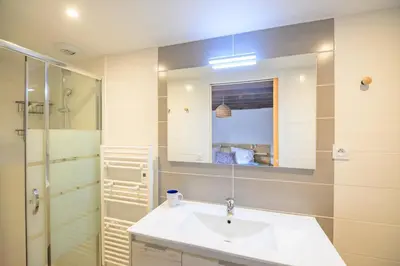 Salle de bains dans l'établissement Belle maison landaise parc et tennis proche océan