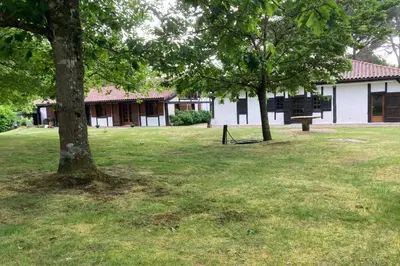 Jardin de l'établissement Belle maison landaise parc et tennis proche océan
