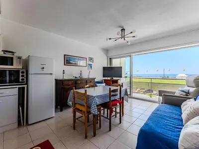 Cuisine ou kitchenette dans l'établissement Biscarrosse-Plage : Appartement Climatisé Vue Océan, 4 Pers, Parking - FR-1-521-267
