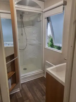 Salle de bains dans l'établissement Mobilhome