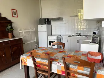 Cuisine ou kitchenette dans l'établissement Chateau du Rau apt2