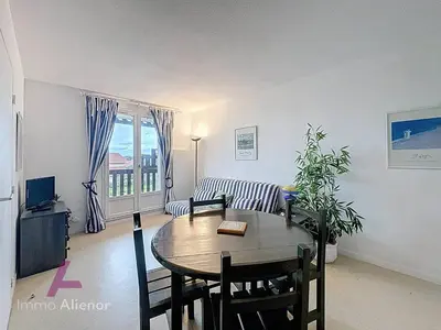 Coin salon dans l'établissement Appartement T2 cabine - 4 pers, balcon, parking - FR-1-857-66