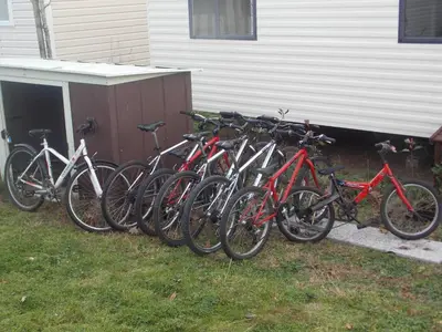 Vélo sur le terrain de l'établissement Le Coralys ou dans les environs