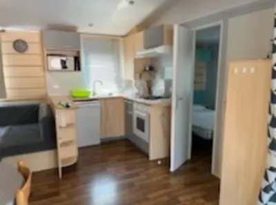 Cuisine ou kitchenette dans l'établissement Le Coralys