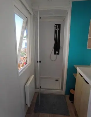 Salle de bains dans l'établissement Mobil home Seignosse