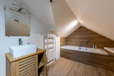Salle de bains dans l'établissement Moulleau Jolie maison rénovée pour 9 personnes, avec jardin