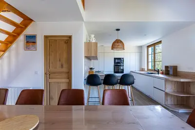 Cuisine ou kitchenette dans l'établissement Moulleau Jolie maison rénovée pour 9 personnes, avec jardin