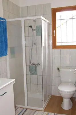 Salle de bains dans l'établissement Holiday Home Gemütliches Ferienhäuschen im Grünen mit Terrasse by Interhome