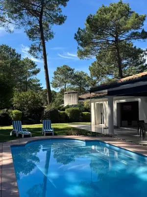 Piscine de l'établissement Villa 3 étoiles piscine chauffée 6 pers Biscarrosse Lac ou située à proximité