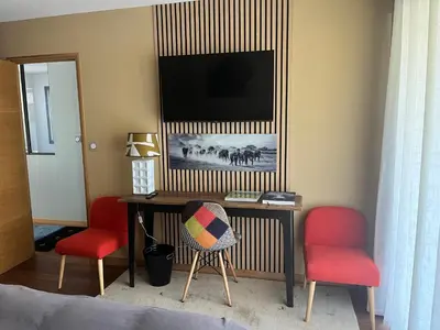 Télévision ou salle de divertissement dans l'établissement 2 chambres près Contis Plage