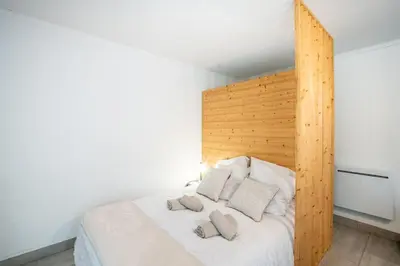 Un ou plusieurs lits dans un hébergement de l'établissement Studio paisible, lac et Thermes