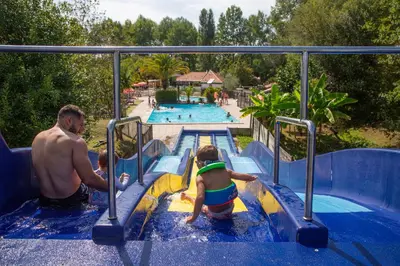 Piscine de l'établissement Cottage PARKS La Comtesse - Vacances nature & douceur landaise entre forêt, rivière et océan ou située à proximité