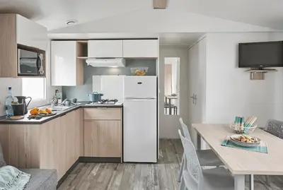 Cuisine ou kitchenette dans l'établissement Camping le Laha