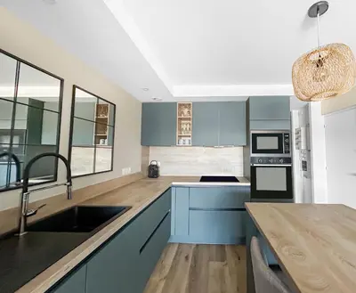 Cuisine ou kitchenette dans l'établissement T3 moderne avec terrasse, piscine et parking privé