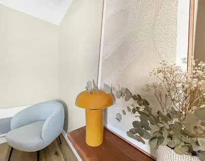 Coin salon dans l'établissement T3 moderne avec terrasse, piscine et parking privé