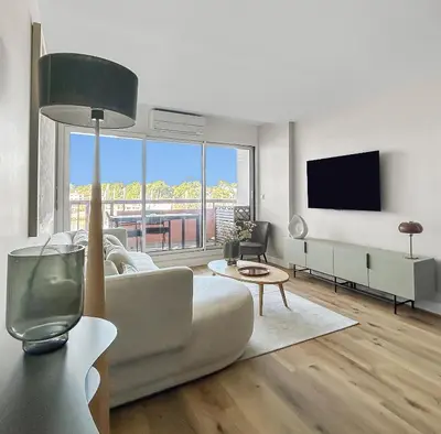 Télévision ou salle de divertissement dans l'établissement T3 moderne avec terrasse, piscine et parking privé