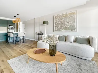 Coin salon dans l'établissement T3 moderne avec terrasse, piscine et parking privé