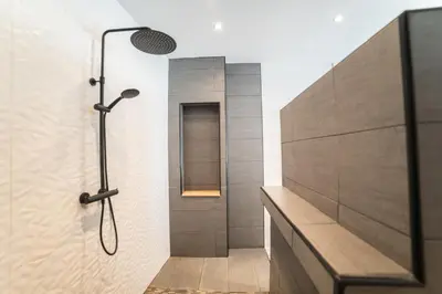 Salle de bains dans l'établissement Le Prestige Montois - T2, Balcon & Clim