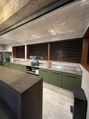 Cuisine ou kitchenette dans l'établissement L'Arribera Villa luxe piscine foret Landes