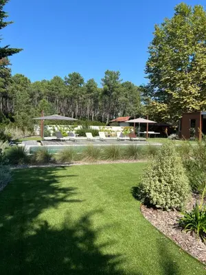 Jardin de l'établissement L'Arribera Villa luxe piscine foret Landes
