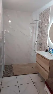 Salle de bains dans l'établissement Charmante maisonnette