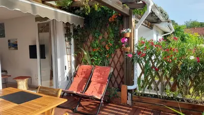 Jardin de l'établissement Charmante maisonnette