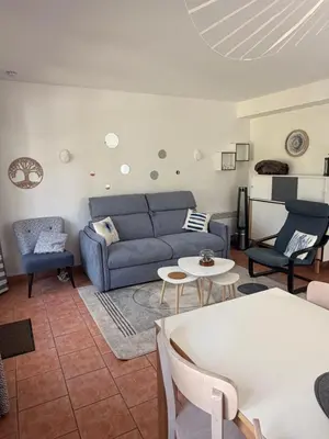 Coin salon dans l'établissement Maison villa Lilou , avec piscine, sur le golf, plage à 10 min à pied