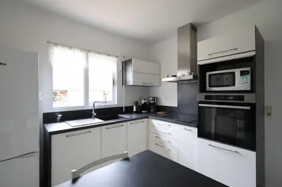 Cuisine ou kitchenette dans l'établissement La Parenthèse Landaise –Maison 8 pers jardin