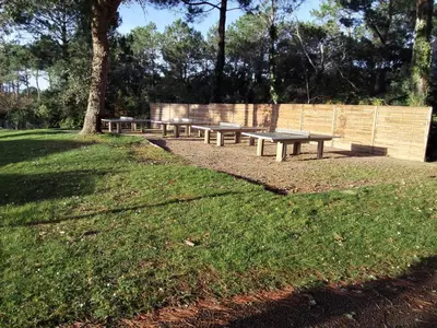 Jardin de l'établissement Les Fougères – T1 bis 4 pers Piscines Plage