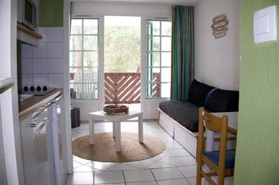 Cuisine ou kitchenette dans l'établissement Les Fougères – T1 bis 4 pers Piscines Plage
